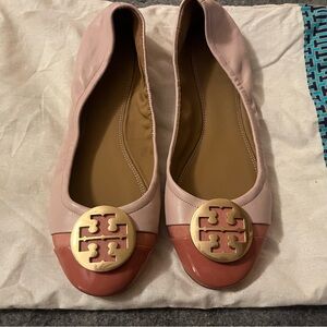 Tory Burch NWOT Authentic "MINNIE" Sea Shell Pink Leather Gold Logo Flats 8.5